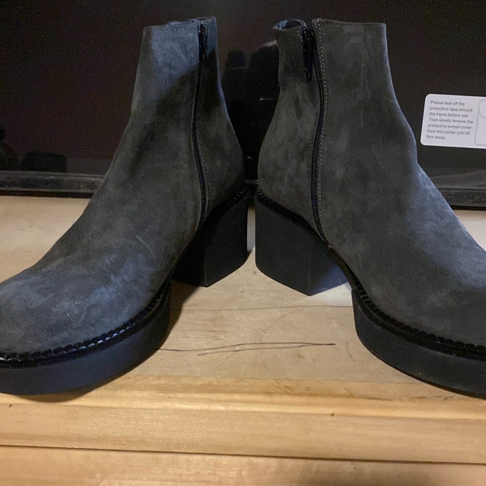 Sesto Meucci short ankle boots, Gray suede, Size 11, brand new.